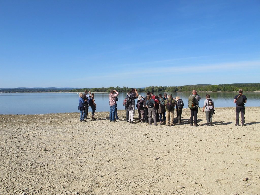 účastníci exkurze ČSO na břehu vodní nádrže Rozkoš