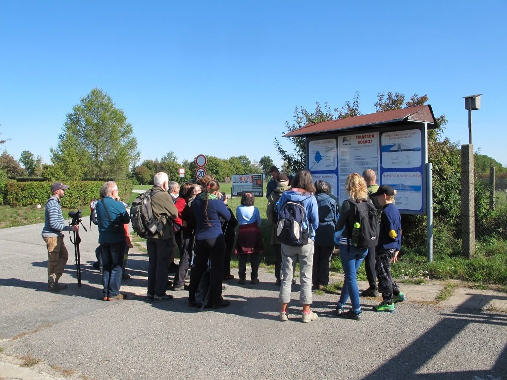 účastníci exkurze ČSO u informační tabule vodní nádrže Rozkoš