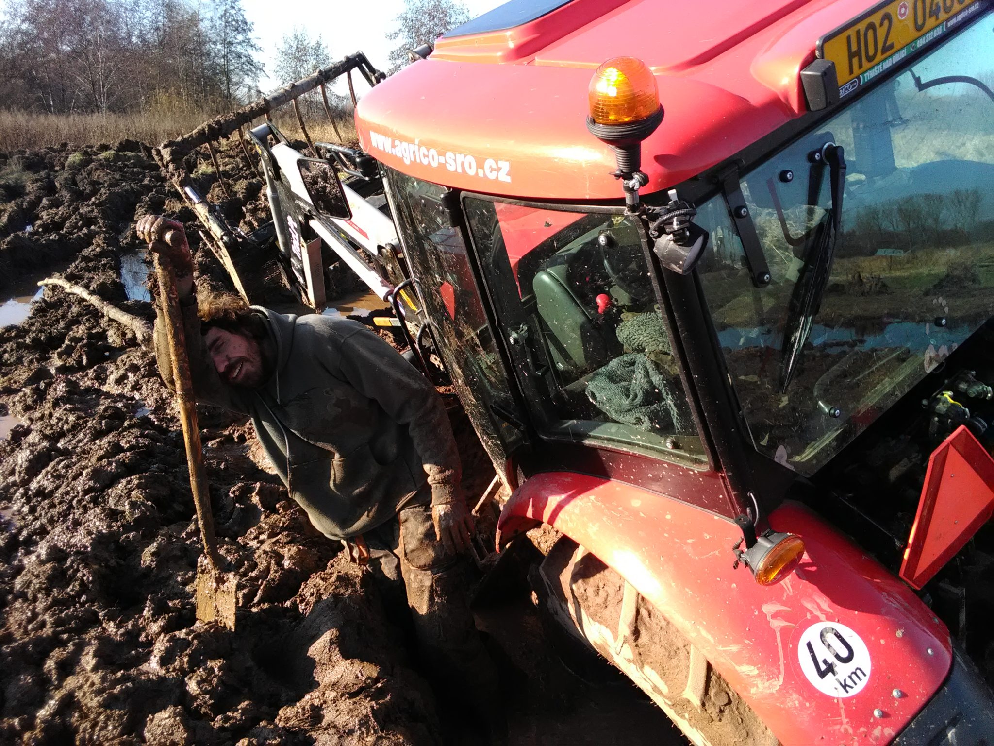 David Číp vykopává traktor na JL