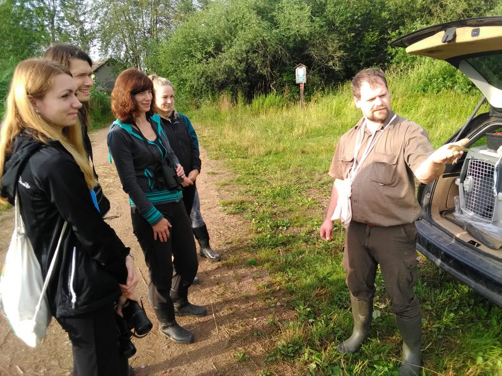 Petr Škobluk kroužkuje ptáky na JL. Foto: B. Michálek