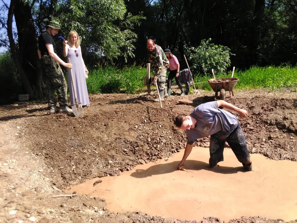 Dobrovolníci kopají tůň na JL. Břeněk Michálek