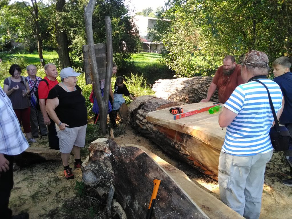 Řezbář Jan Paďour při výrobě stolu a lavic u západních pastvin. JL. Břeněk Michálek