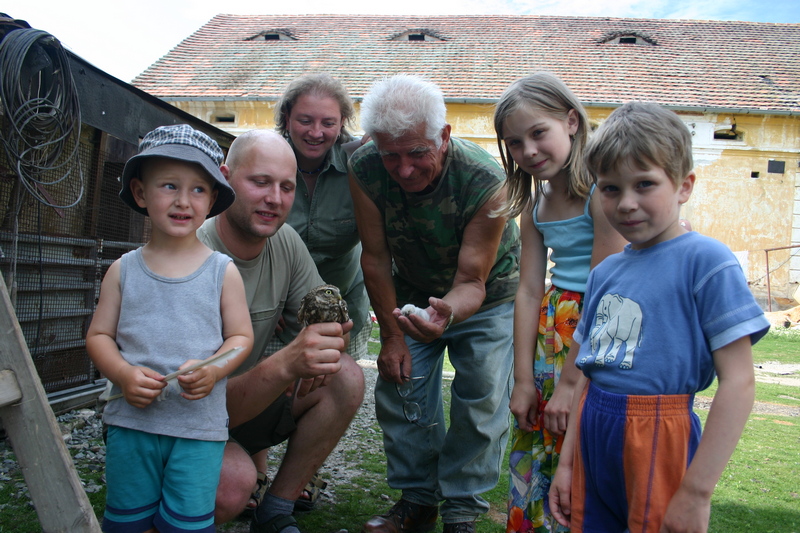 Václav Bošek při kroužkování sýčků.