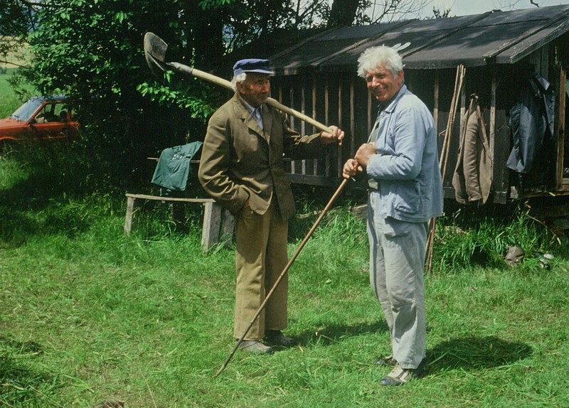 Václav Bošek při rozhovoru s rybníkářem.