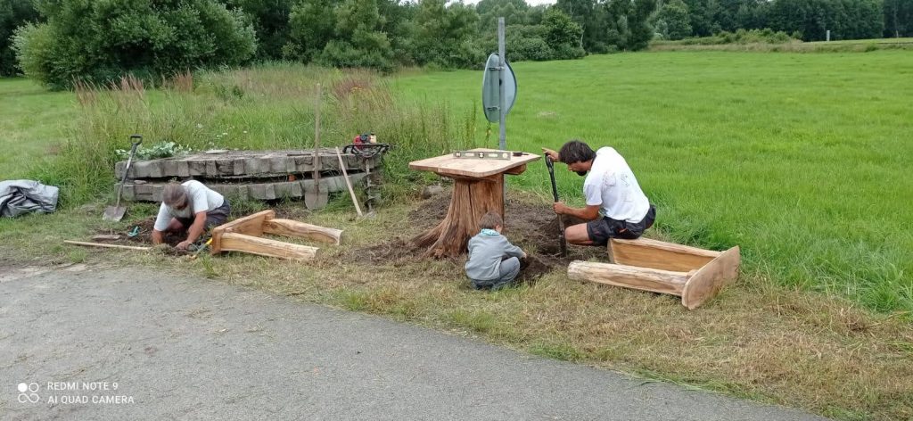 zakopávaní stolku a lavic na ML. Foto. F. Vandemaele